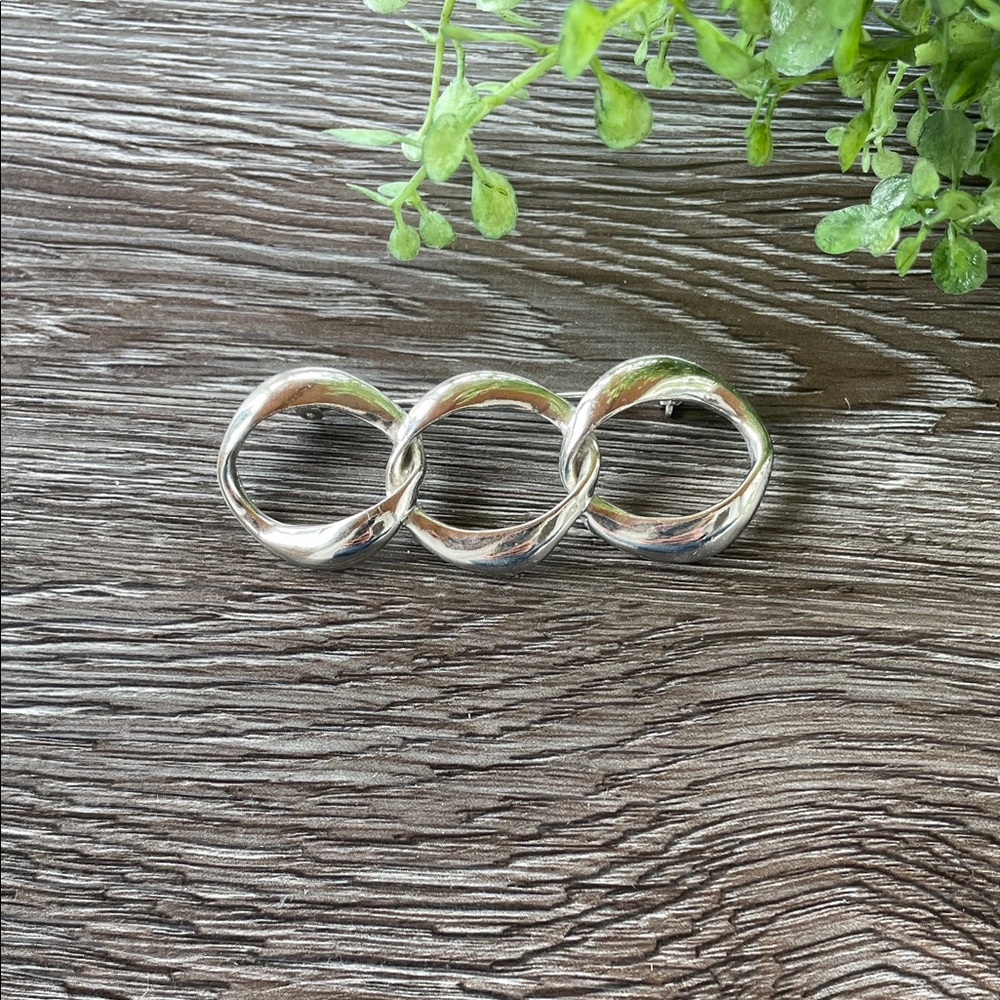 Vintage 90’s Silver Chain Link Interlinked Rings Brooch